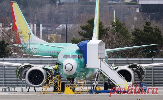 Boeing призвала проверять новые самолеты 737 MAX из-за ослабления болтов. Boeing 737 MAX начали летать в 2017 году, однако после двух катастроф в 2018-2019 годах их полеты приостановили. Крушения происходили из-за неисправностей системы улучшения управления маневрированием MCAS, их устранили