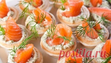 10 вкуснейших начинок для тарталеток 

1.Творожный сыр с зеленью
На 100 г творожного сыра (Фета, Альметте) – 1 зубочек чеснока (через чеснокодавку), половина стакана измельченного укропа. Разминаем до однородной массы, выкладываем в тарталетки, украшаем кусочками болгарского перца (лучше разных цветов)

2. Яичный паштет
Если остались желтки (лодочки отварных яиц вы