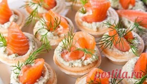 10 вкуснейших начинок для тарталеток 

1.Творожный сыр с зеленью
На 100 г творожного сыра (Фета, Альметте) – 1 зубочек чеснока (через чеснокодавку), половина стакана измельченного укропа. Разминаем до однородной массы, выкладываем в тарталетки, украшаем кусочками болгарского перца (лучше разных цветов)

2. Яичный паштет
Если остались желтки (лодочки отварных яиц вы