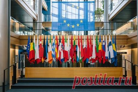 В России заявили о саморазрушении Евросоюза из-за решения по Украине. Решение о начале переговоров о вступлении Украины в Евросоюз стало шагом к саморазрушению сообщества. Об этом заявил исполняющий обязанности постпреда России при ЕС Кирилл Логвинов. По его мнению, вступление Украины в ЕС не принесет никаких плюсов обеим сторонам, а это решение направлено лишь на противодействие РФ.