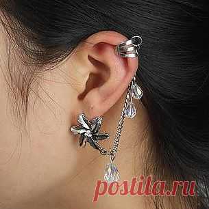 Серьга-пуссета Цветок с цепочкой, на которую нанизаны прозрачные бусины. Конец цепочки крепится манжетой (без прокола) на верх ушной раковины.