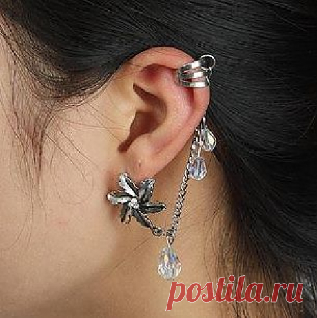 Серьга-пуссета Цветок с цепочкой, на которую нанизаны прозрачные бусины. Конец цепочки крепится манжетой (без прокола) на верх ушной раковины.