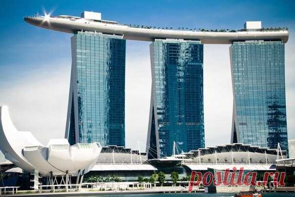 Самый высокий бассейн в мире на крыше небоскреба Marina Bay Sands Skypark, Сингапур Самый высокий бассейн в мире находится в Сингапуре на высоте 191 метр, на крыше небоскреба Marina Bay Sands Skypark.
