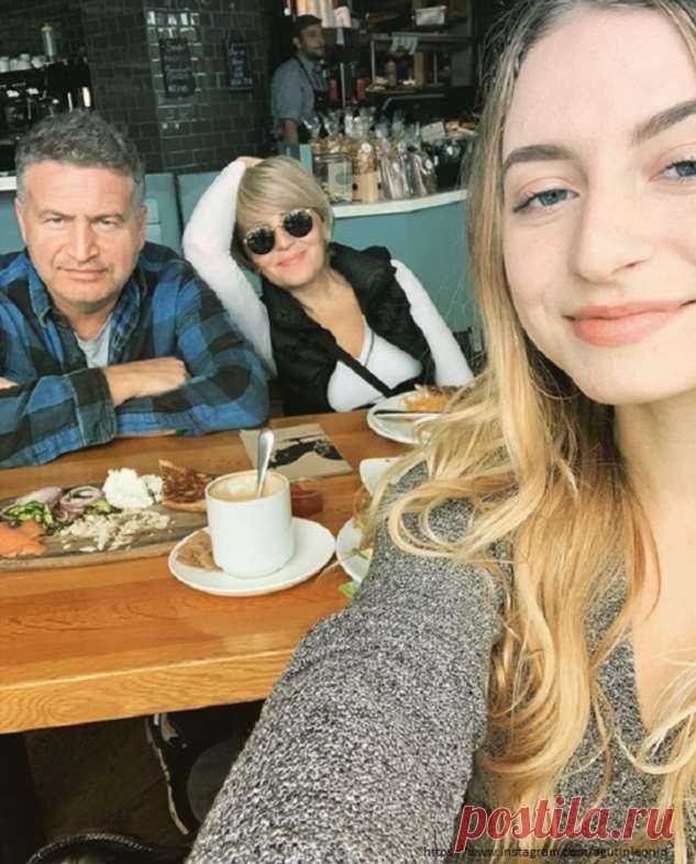 Анжелика Варум и Леонид Агутин поздравили дочь с совершеннолетием | Краше Всех