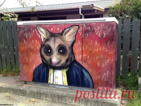 Оклендские зверушки Пола Уолша (Paul Walsh) Новозеландский уличный художник Пол Уолш (Paul Walsh), родился и вырос в Окленде. Ему же автор и уделяет больше всего внимания в своем творчестве. Так, Пол превратил пятнадцать унылых телефонных коробок с коммуникациями в очень оригинальные холсты.