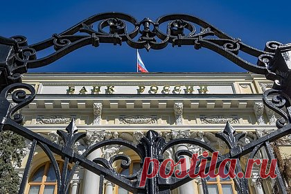 В ЦБ объяснили отток средств россиян из банков. В последние месяцы россияне начали активно забирать деньги из банков — это связано с повышенной тревожностью населения на фоне растущей геополитической напряженности, заявила глава Центробанка Эльвира Набиуллина. Похожая тенденция наблюдалась весной 2020 года и весной 2022 года.