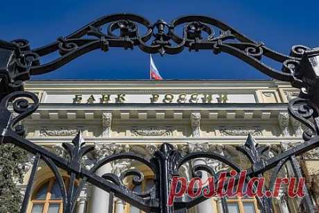 В ЦБ объяснили отток средств россиян из банков. В последние месяцы россияне начали активно забирать деньги из банков — это связано с повышенной тревожностью населения на фоне растущей геополитической напряженности, заявила глава Центробанка Эльвира Набиуллина. Похожая тенденция наблюдалась весной 2020 года и весной 2022 года.