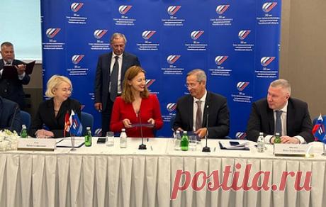 ТАСС поддержит проекты челябинских промышленников в сфере импортозамещения. Меморандум об информационном сотрудничестве подписали руководитель Уральского РИЦ ТАСС Мария Картуз и исполнительный директор &quot;Союза промышленников и предпринимателей&quot; Александр Гончаров