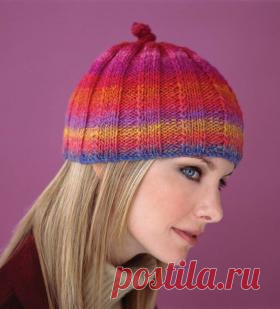 Яркая шапка в полоску Малельная облегающая голову шапка спицами, выполненная из яркой шерстяной пряжи средней толщины. Вязание шапки осуществляется рядами резинкой 4х4...