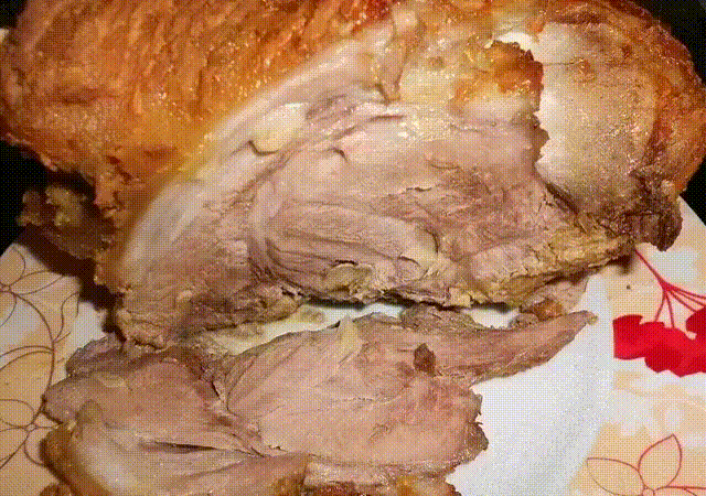 Запекаем свиную рульку в горчице
Продукты: 
Одна рулька(сырая) 
чеснок-4-5 зубчиков 
горчица-1 баночка 
соль,специи,черный перец 
Рульку помыть, обсушить. Чеснок очистить и порезать на пластинки. Рульку нашпиговать: делать прокол ножом и вставлять туда кусочек чеснока. После натереть солью, перцем и намазать горчицей 1/2 б. Положить рульку в емкость, накрыть пленкой и оставить мариноваться на сутки или хотя бы на ночь, периодически переворачивая. После маринования обмазать оставшейся горчицей, з