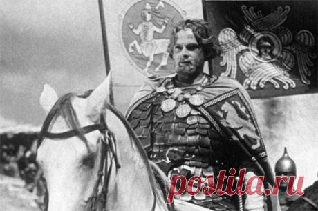Комик, попавший на орден. Княжеский профиль Николая Черкасова. 27 июля 1903 года родился Николай Черкасов — советский актер театра и кино, народный артист СССР, который работал с Сергеем Эйзенштейном и создал образ Александра Невского для боевого ордена.