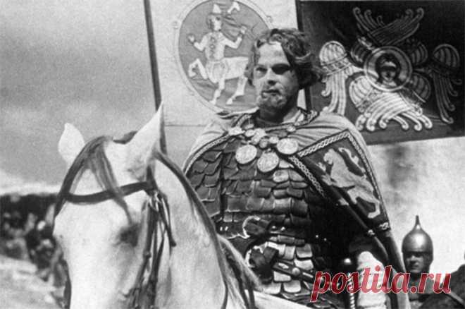 Комик, попавший на орден. Княжеский профиль Николая Черкасова. 27 июля 1903 года родился Николай Черкасов — советский актер театра и кино, народный артист СССР, который работал с Сергеем Эйзенштейном и создал образ Александра Невского для боевого ордена.