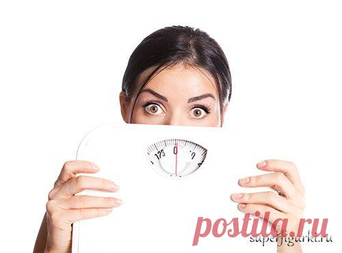 Как правильно взвешиваться | superfigurki.ru
Весы — это магический инструмент в арсенале каждой худеющей девушки. И мне часто кажется, что у нас с ними свои, личные и особенные отношения:)
Как часто, не увидев ожидаемых цифр, вы испытывали желание махнуть рукой и все бросить? Или забыть это страшное слово — весы и даже не смотреть в их сторону. Много ли предметов, на которые мы смотрим с надеждой, обижаемся, разочаровываемся, любим или ненавидим в зависимости от неких цифр?:)