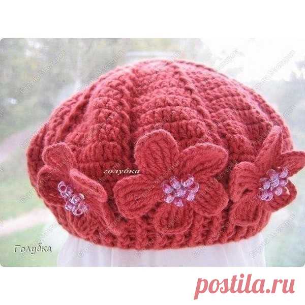 Берет крючком с рельефными столбиками

Автор мастер класса-Голубка 
Будем вязать из этих ниток, я их очень люблю. Крючок N3. На окружность головы 48см.
Т.к. мы будем вязать берет с рельефными столбиками, напомню как они вяжутся.
Эти столбики называют еще вогнутыми и выпуклыми. Фотографии из журнала (Вяжем для детей. Крючок N3 2002г.)
Делаем 6 в.п и замыкаем в кольцо соединительным столбиком.
1 ряд 12 столбиков с накидом (включая подъемный 3 в.п.)
2 ряд 24 столбика с накидо...