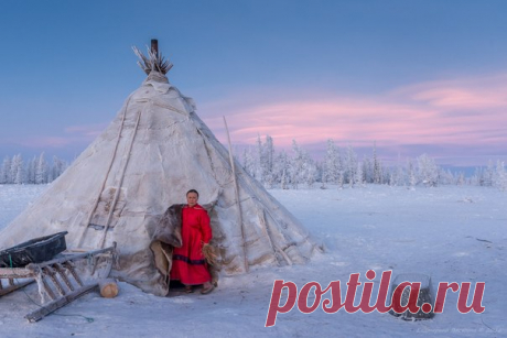 Екатерина Васягина, автор фото: «Ненецкие женщины просыпаются раньше всех, топят за ночь остывший чум и готовят завтрак для мужа и детей».