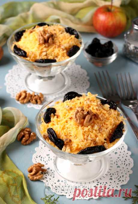 ღСалат «Дамский каприз» с курицей, яблоком и черносливом