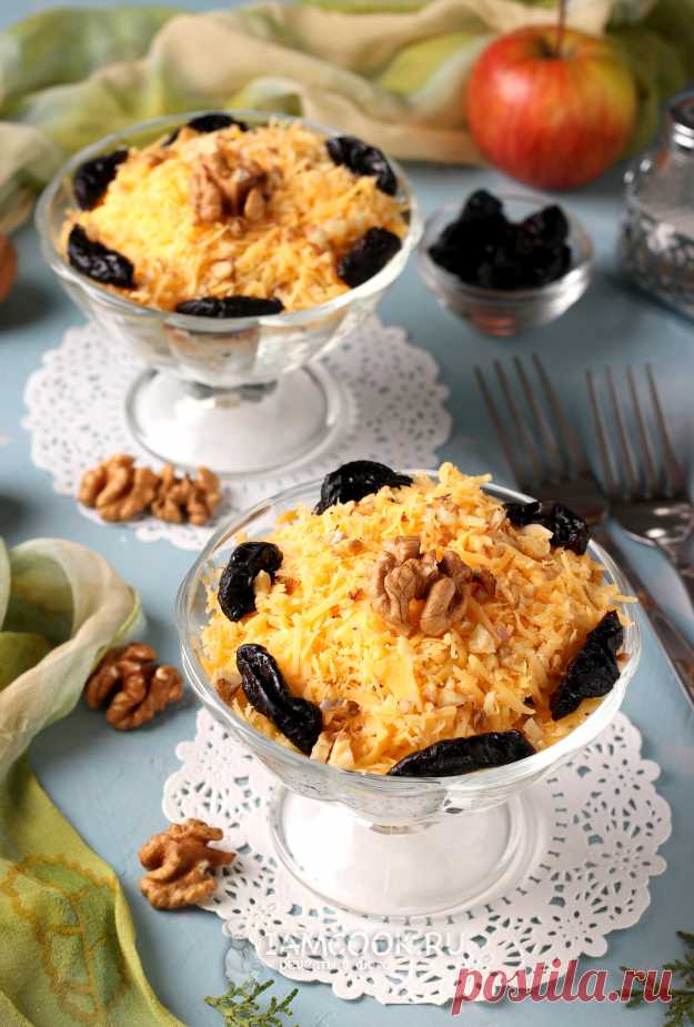 ღСалат «Дамский каприз» с курицей, яблоком и черносливом