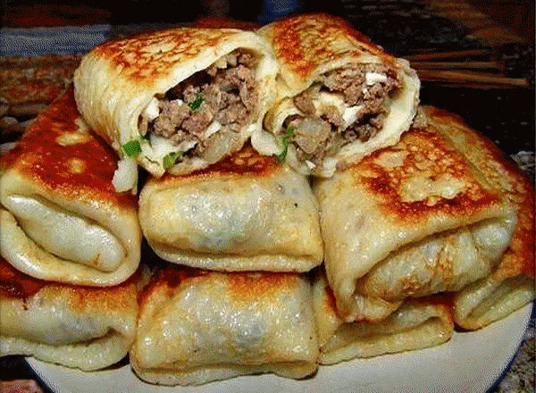 15 самых вкусных начинок для блинчиков. 
1. Блины с начинкой из яиц 
Состав: 4 яйца, 50 гр. зеленого лука, 5-10 гр. укропа, соль. 
Отварить 4 яйца. Натереть вареные яйца на терку. Обжарить зеленый лук 50 гр. Укроп 5-10 гр. Соль по вкусу. 
2. Творожная начинка в блины 
Состав: Творог 500 гр., 1 желток яйца, 2 столовые ложки сахара, 50 гр. изюма. 
Берем творог, добавляем в него один желток, сахар, перетираем все с творогом. 
В получившуюся массу добавляем изюм. Предварительно замоченный в 
кипят