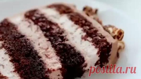 КЛУБНИЧНЫЙ КРЕМ ПЛОМБИР

Клубничный конфитюр
Ингредиенты :
1. 200 г клубники
2. 20 г сахара
3. 10 г кукурузного крахмала +30 мл воды
Приготовление:
Режем клубнику мелкими кусочками , отправляем в сотейник с сахаром и крахмалом, разбавленным водой
Провариваем на среднем огне до загущения
Остужаем в холодильнике до полной стабилизации ~ один час

Крем
Ингредиенты:
1. 500 мл сливок
2. 250 г творожного сыра
3. 45 г сахарной пудры
4. 10 мл лимонного сока
5. Ванилин/ванильный эк...