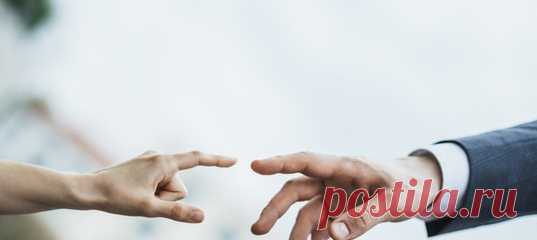 Объятия, поцелуи и другие тактильные проявления нежности многим кажутся неотъемлемой частью близких отношений. Однако есть и те, для кого любовь партнера выражается в противоположном — в минимальных прикосновениях и соблюдении личных границ. Почему некоторые не терпят, когда их трогают даже близкие, и как строить отношения с такими людьми? #психологияличности #познаниесебя #советыпсихолога #психологияотношений