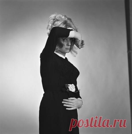 Двадцатилетняя Катрин Денёв в фотосессии сделанной к выходу фильма "Шербурские зонтики"