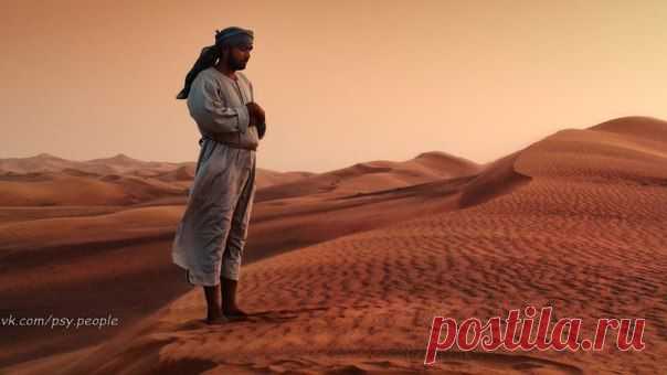 История о дружбе

Шли однажды два друга через пустыню. Поспорили как-то и один ударил другого по лицу. Тот, кого ударили по лицу, обиделся, но не сказал..