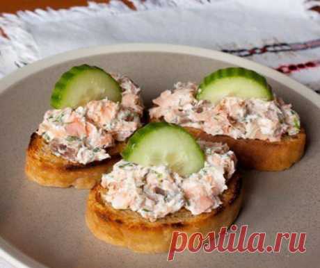 Кростини с копченой рыбой и сливочным сыром... / Еда и напитки / Закуски и бутерброды / Pinme.ru / Ирина Зайцева