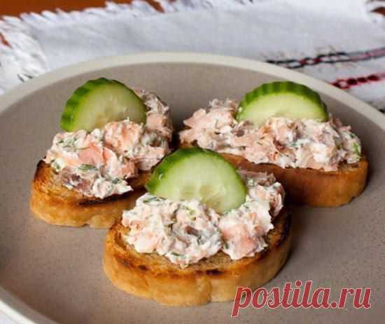 Кростини с копченой рыбой и сливочным сыром... / Еда и напитки / Закуски и бутерброды / Pinme.ru / Ирина Зайцева