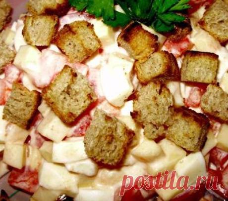 Сырный салат с помидорами и сухариками.