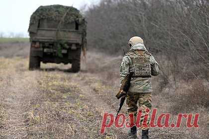 Тяжелораненый российский боец прополз четыре километра через минное поле. Тяжелораненый доброволец из Калининграда Василий Ч. с позывным Кеник прополз на руках четыре километра через заминированное поле, чтобы выйти из окружения. По словам россиянина, до этого он три дня провел без воды и еды, укрываясь от противника в бетонном дренажном коллекторе.