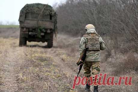 Тяжелораненый российский боец прополз четыре километра через минное поле. Тяжелораненый доброволец из Калининграда Василий Ч. с позывным Кеник прополз на руках четыре километра через заминированное поле, чтобы выйти из окружения. По словам россиянина, до этого он три дня провел без воды и еды, укрываясь от противника в бетонном дренажном коллекторе.