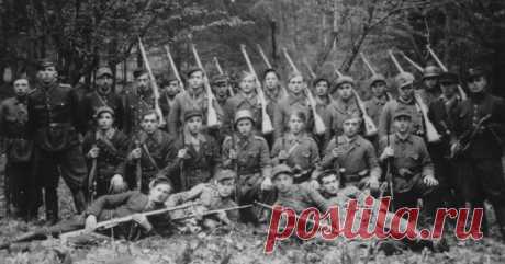 "О чем будет всегда молчать Кремль": 15 невідомих фактів про Бандерівців Комунізм і нацизм співпрацювали, але при цьому вони звинувачують чомусь Бандеру, який відсидів у німецькому концтаборі за проголошення незалежності України.

Про це пише видання politolog.net

1. Степан Бандера з віруючої сім’ї, він не був військовим і не брав участі ні в одному бою. На відміну
