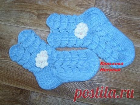 Носочки от Натальи Коньковой. 
набрала 56 петель -по 14 петель на спице 1 ряд - резинкой ....дальше 
узор вкруговую
1р. - 1из., накид , 4 лиц., 2 вместе лиц. за заднюю стенку , 1изн. , 2 
вместе лиц. за переднюю стенку , 4 лиц. накид 
2р. - 1 изн , 1 лиц. накид , 3 лиц. 2 вместе лиц. за зад. стенку 1 из. 
2вместе лиц. за переднюю стенку 3 лиц. накид 1 лиц. 
3р- 1 из, 2 лиц. накид , 2 лиц. , 2 ли. вместе за заднюю стенку 1 из. 2 
вместе лиц. за перед. стенку , 2 лиц. , накид , 2 лиц.
4р - 1