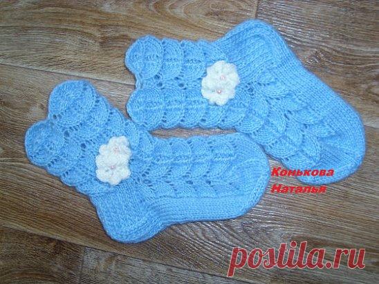 Носочки от Натальи Коньковой. 
набрала 56 петель -по 14 петель на спице 1 ряд - резинкой ....дальше 
узор вкруговую
1р. - 1из., накид , 4 лиц., 2 вместе лиц. за заднюю стенку , 1изн. , 2 
вместе лиц. за переднюю стенку , 4 лиц. накид 
2р. - 1 изн , 1 лиц. накид , 3 лиц. 2 вместе лиц. за зад. стенку 1 из. 
2вместе лиц. за переднюю стенку 3 лиц. накид 1 лиц. 
3р- 1 из, 2 лиц. накид , 2 лиц. , 2 ли. вместе за заднюю стенку 1 из. 2 
вместе лиц. за перед. стенку , 2 лиц. , накид , 2 лиц.
4р - 1