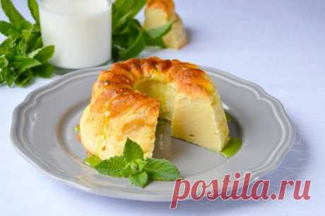 Вкусная и полезная штука - Творожный пудинг (180 ккал/100 гр)

Понадобится:
500 г творога
150 г манной крупы (6-7 ст.л. с горкой)
350 мл. молока
4 яйца
150 г сахара
ванилин

по желанию:
цедра 1 лимона
50 г изюма

Насыпьте в холодное молоко манку и размешайте, после чего варите в течение приблизительно 5 минут до густоты. Остудите, чтобы масса загустела. Взбейте яичные желтки со 100 г сахара, добавьте ванилин и вылейте в творог, после чего взбейте миксером. Добавьте остывшу...