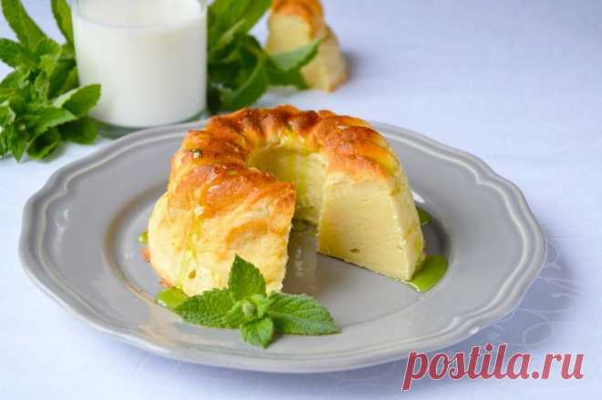 Вкусная и полезная штука - Творожный пудинг (180 ккал/100 гр)

Понадобится:
500 г творога
150 г манной крупы (6-7 ст.л. с горкой)
350 мл. молока
4 яйца
150 г сахара
ванилин

по желанию:
цедра 1 лимона
50 г изюма

Насыпьте в холодное молоко манку и размешайте, после чего варите в течение приблизительно 5 минут до густоты. Остудите, чтобы масса загустела. Взбейте яичные желтки со 100 г сахара, добавьте ванилин и вылейте в творог, после чего взбейте миксером. Добавьте остывшу...