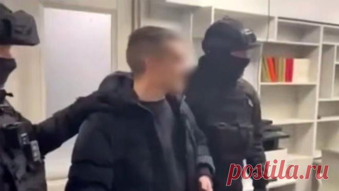 В двух российских городах задержали пособников телефонных мошенников. В Петербурге и Тольятти накрыли масштабный технический центр телефонных мошенников. Об этом сообщила официальный представитель МВД РФ Ирина Волк. По данным ведомства, сотрудники петербургской полиции совместно с Управлением ФСБ по ...