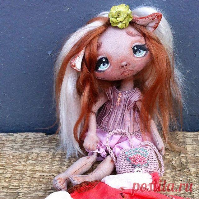 Добрый вечер, мои хорошие)))
•
•
Покажемся вам еще разочек в рамках марафона #ушастое_лето #ушастое_лето_процесс 
#подарок_saviopolly #подарок_ola_la_beads •
•
У Фенечки моей ещё и рюкзачок ручной работы))) расшит бисером, застёгивается на пуговку-цветочек)))
•
•
Сапожки тоже вязаные, но их мы попозже покажем!))))
•
•
П.с.: девочка при маме
•
•
#авторскаякукла #текстильнаякукла #куклалучик #ручнаяработа#artdoll#softdoll#fox#handmade #куклыеленыкарпушовой