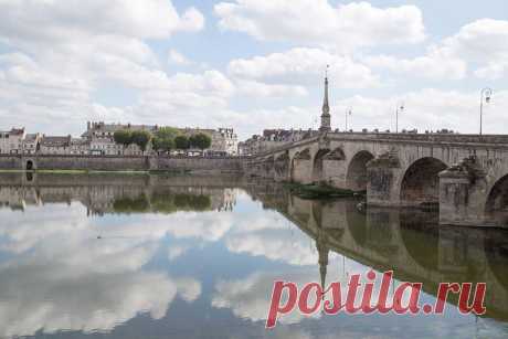 Визитная карточка Блуа — 305-метровый мост Габриэль, соединяющий берега реки Луары. Замки Луары