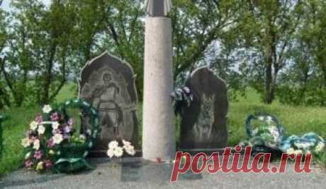 Памятник 150 пограничным псам, которые «порвали» целый полк фашистов в рукопашном бою

На Черкащине есть уникальный памятник 150 пограничным псам, которые «порвали» полк фашистов в рукопашном бою. Эта единственная за всю историю мировых войн и конфликтов битва людей и собак произошла в самом центре Украины много лет назад.

30 июля 1941 года бригада «Лейбштандарт Адольф Гитлер» атаковала село Легедзино. Атаку отражали 500 пограничников. Во время этого боя пограничный отряд...