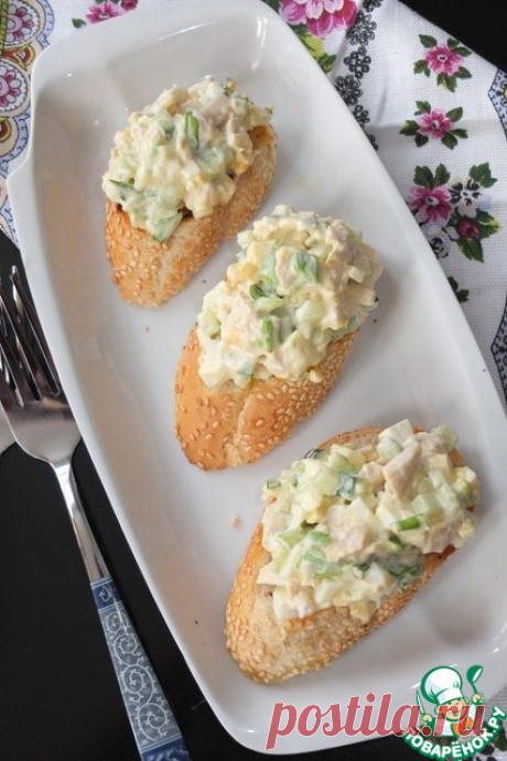 Куриный салат на чесночных гренках - кулинарный рецепт