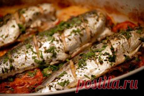 Запеченная скумбрия с луком