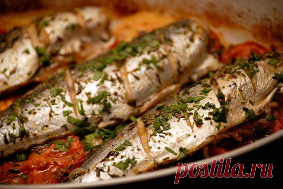 Запеченная скумбрия с луком