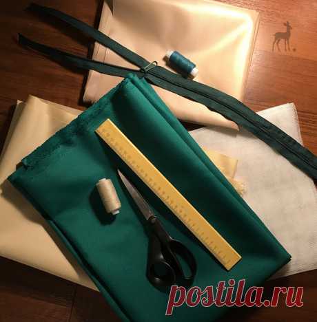 Особая подготовка материалов для каждой сумки
Я искренне уверена: настоящая эксклюзивная авторская сумка – не только готовое изделие. Это ответственность и продуманность на каждом этапе изготовления. Сегодня я в очередной раз приглашаю вас в мастерскую M-Sweet. Вот так подбираются необходимые материалы абсолютно для каждого будущего аксессуара. Красивые оттенки ткани, соответствующие цвета ниток и фурнитуры, инструменты, без которых творческий процесс просто не состоится.