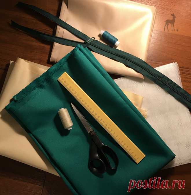 Особая подготовка материалов для каждой сумки
Я искренне уверена: настоящая эксклюзивная авторская сумка – не только готовое изделие. Это ответственность и продуманность на каждом этапе изготовления. Сегодня я в очередной раз приглашаю вас в мастерскую M-Sweet. Вот так подбираются необходимые материалы абсолютно для каждого будущего аксессуара. Красивые оттенки ткани, соответствующие цвета ниток и фурнитуры, инструменты, без которых творческий процесс просто не состоится.