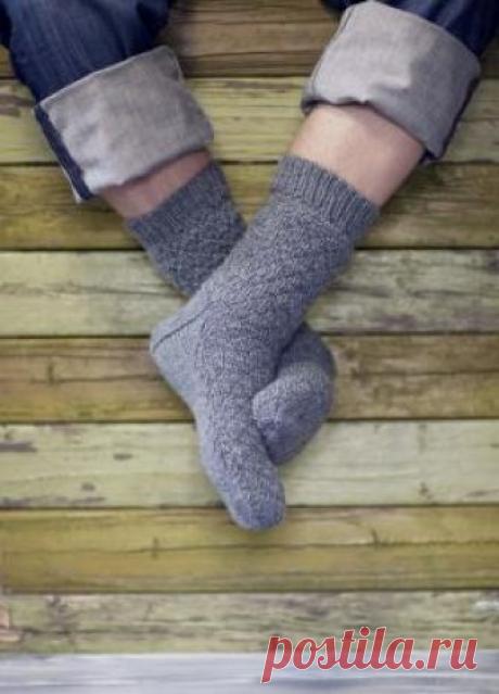 Мужские носки с теневым узором Отличные мужские носки спицами, выполненные из шерстяной пряжи средней толщины с добавлением полиамида. Вязание носков начинается от верхнего края по...