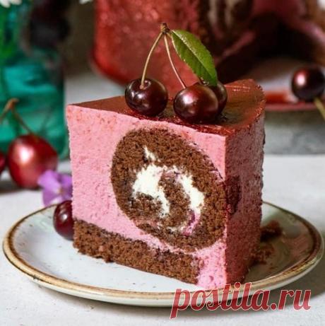 Муссовый торт с шоколадным рулетом