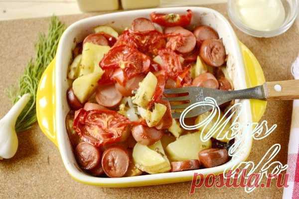 Картошка с сосисками и помидорами в духовке