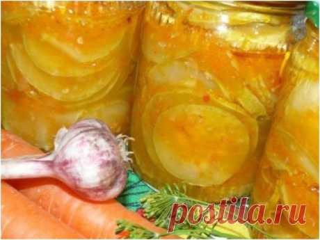Кабачки на зиму с остреньким соусом под крышечку

- вкусно и даже нежнее, чем с баклажанами 

Очень вкусные и пикантные кабачки в соусе. Эта вкусная закуска 
обязательно порадует зимой и напомнит о лете. Обычно острые блюда делают с баклажаном, а ведь с кабачками получается тоже вкусно и даже нежнее, чем с баклажанами. Готовиться быстро и легко, без долгих подготовок и провариваний. 

Ингредиенты: 

(3 банки по 580 мл) 

кабачки 1,5 кг 
перец чили 1 шт 
морковь 2 шт 
чесно...