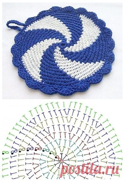 Спиралевидная прихватка на кухню.
Отличный двухцветный вариант классической круглой формы смотрится отлично на любой кухне. Конечно, можно связать и в одном цвете, или добавить еще, но два цвета - оптимальный вариант.